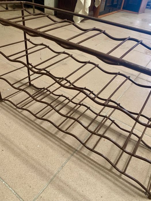 Garrafeira em metal preto