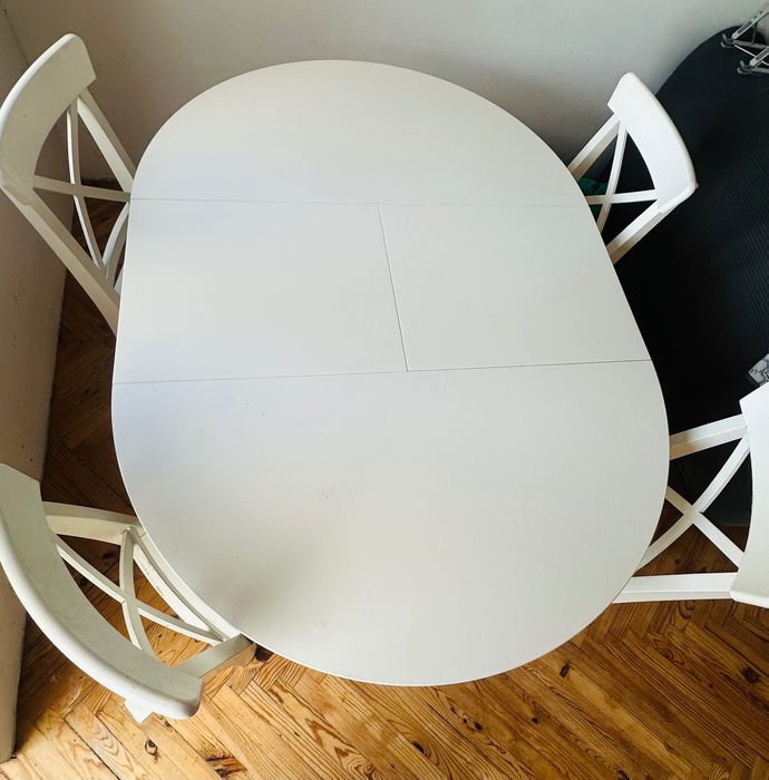 Conjunto de mesa e 4 cadeiras de madeira478456540793425922