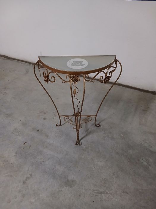 Mesa dourada de telefone