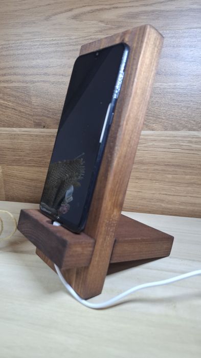 Base / Suporte para Telemóvel em Madeira Maciça – Elegante e Resis