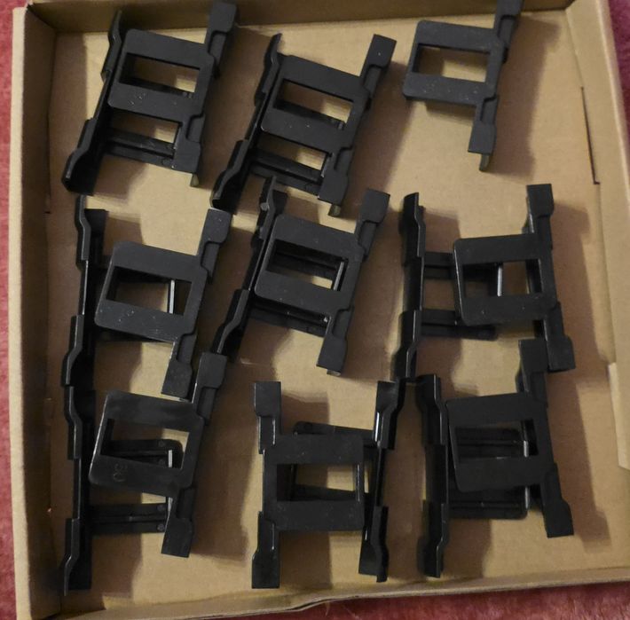 17 sztuk elementów odprowadzających wodę z paneli słonecznych