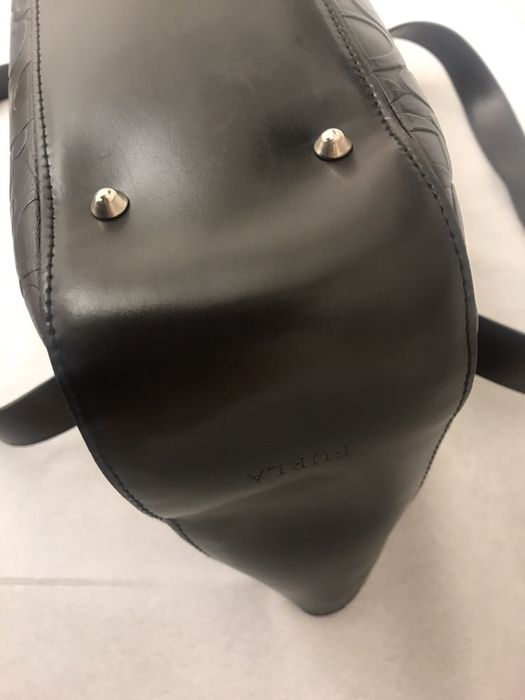 Mala Carteira Furla original preta em pele gravada