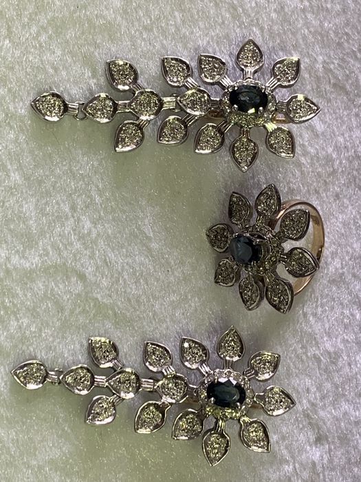 Золотий набір перстень і сережки з сапфіром та осколками діамантів