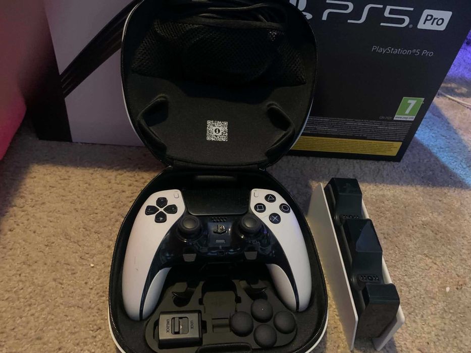 PS5 Pro 2 TB  + DualSense EDGE + stacja ładowania.