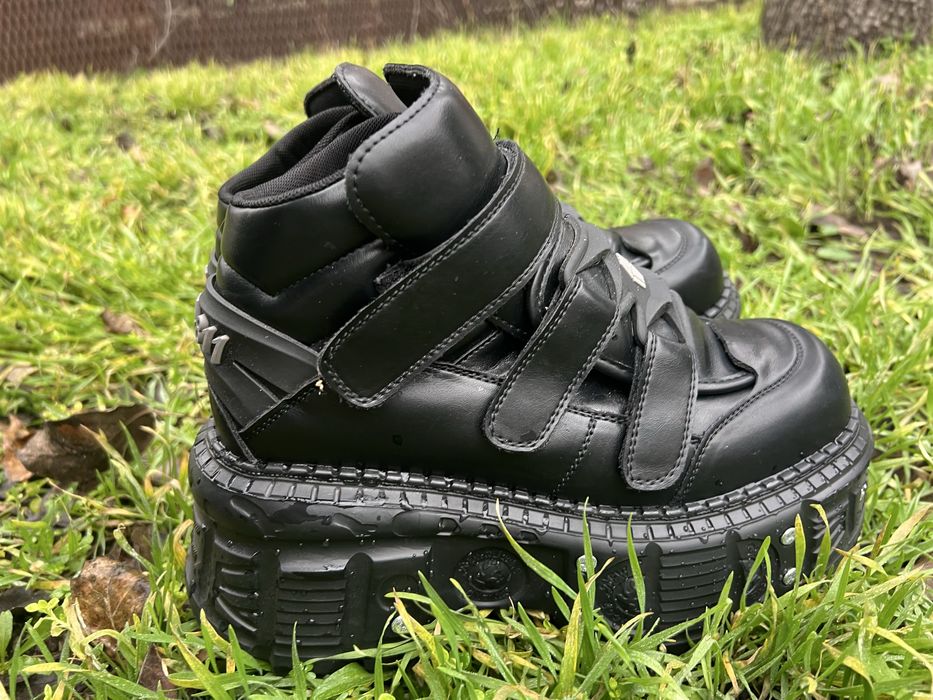 Черные ботинки на большой подошве