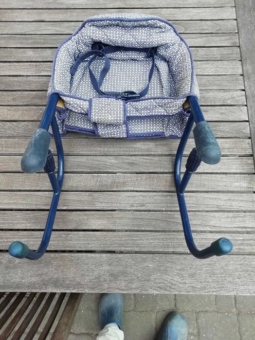 Cadeira de bebé para fixar em mesas. Prática e segura