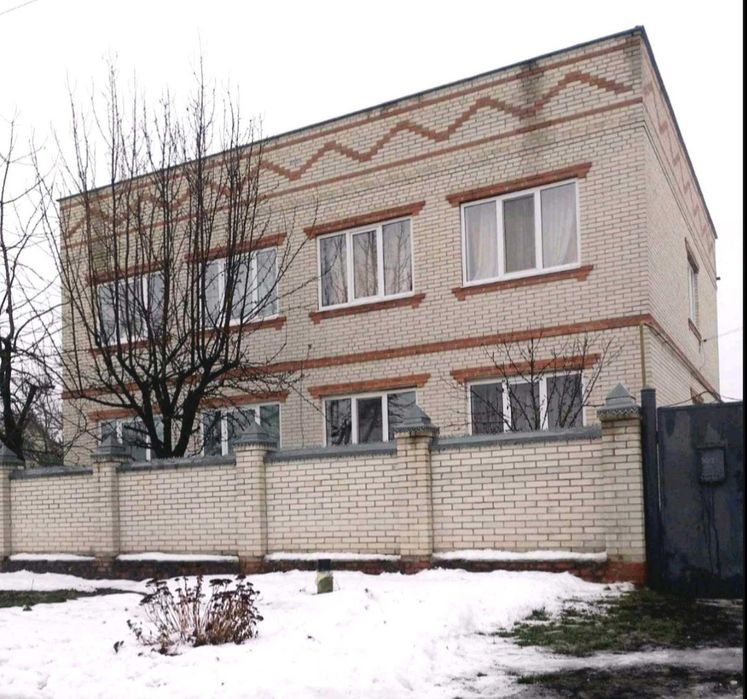 Продам 2 поверховий будинок в м. Охтирка