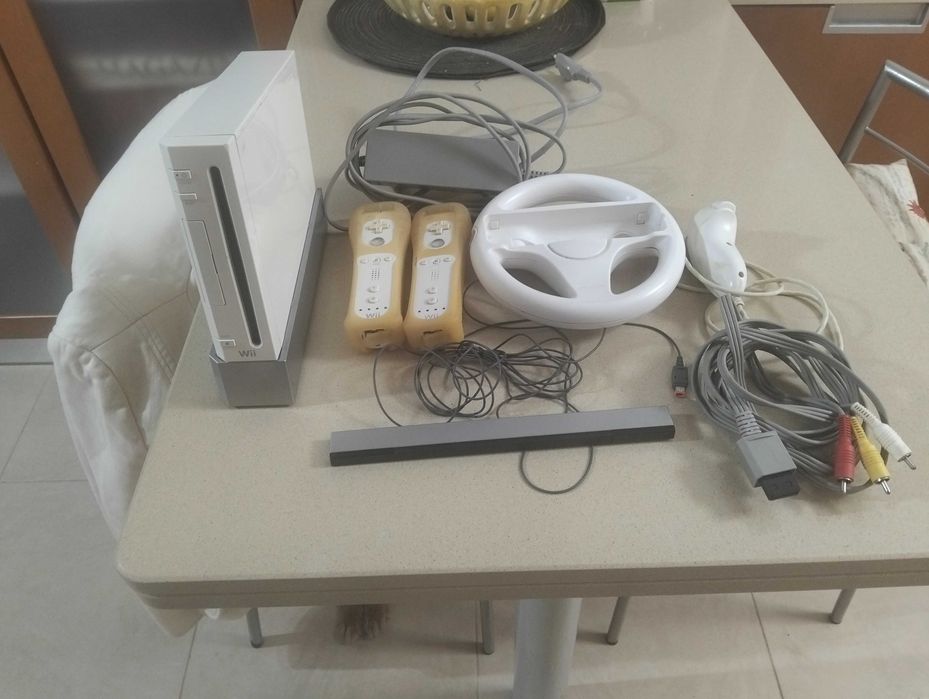 Nintendo Wii com 13 jogos e 4 comandos