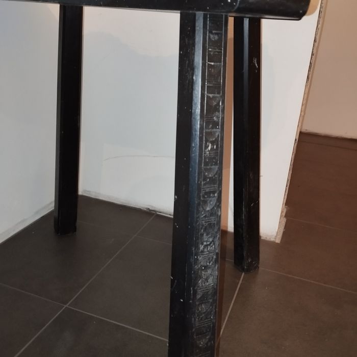 Stół drewniany z taboretami