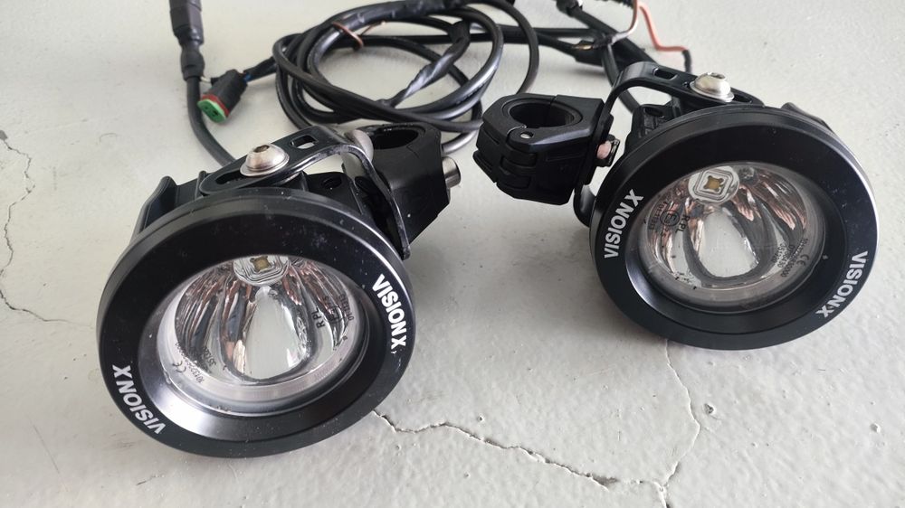 Faróis Auxiliares Vision X LED + Módulo HEX Innovate – Kit Completo para Moto