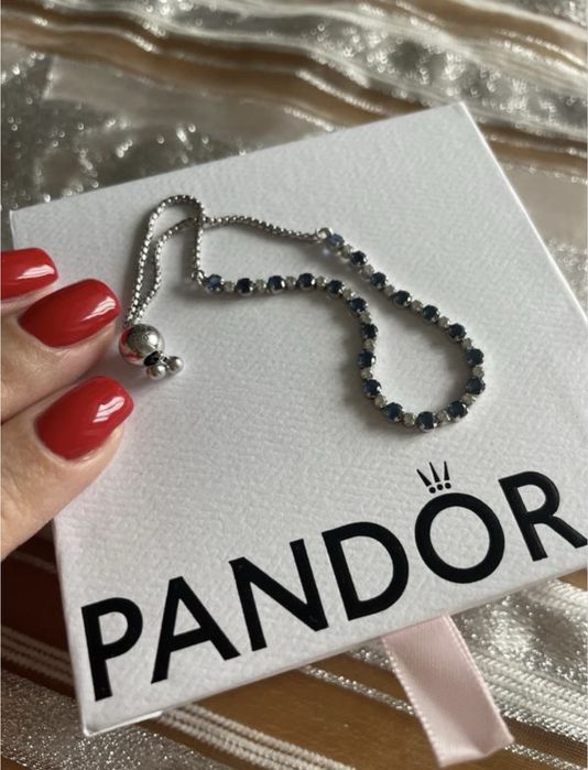 Pandora. Браслет з синіми та білими камінцями.