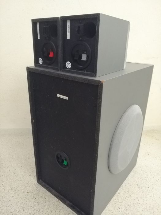 Subwoofer marca QONIX mais duas colunas, muito bom som, exemplar estado 
Dá para aplicação no carro