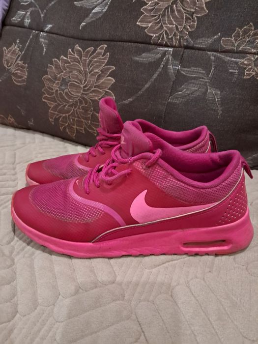 Жіночі,  кросівки — яскраво-рожева модель Nike Air Max Thea