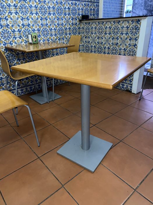 Conjunto mesa e cadeiras.