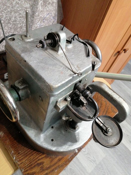 Продаю побутову швейну машинку, оверлок, скорняжку.