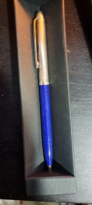 Esferográfica caneta USUS em Prata contrastada.