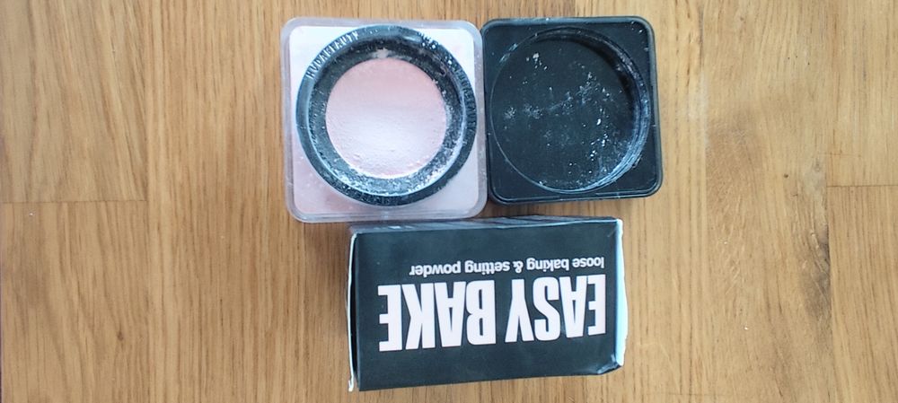 Huda Beauty Cherry Blossom easy bake puder
