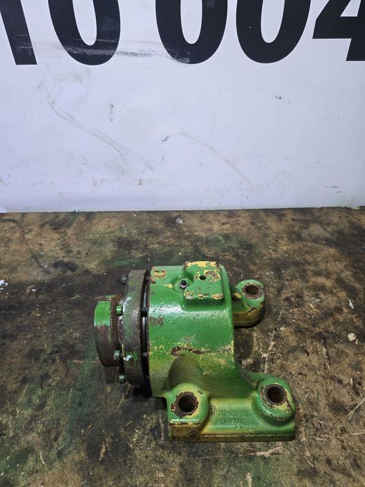 Podpora wału (mostu) przedniego napędu John deere 7215R R288788