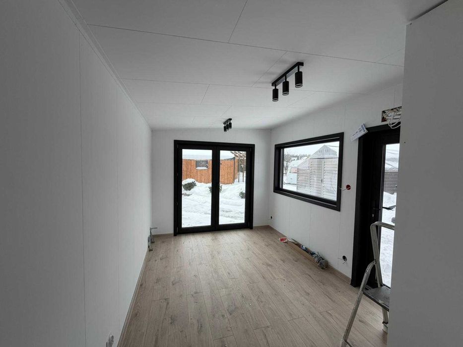 Nowoczesny Domek Modułowy Premium (8x3,2m) – Gotowy do Zamieszkania!