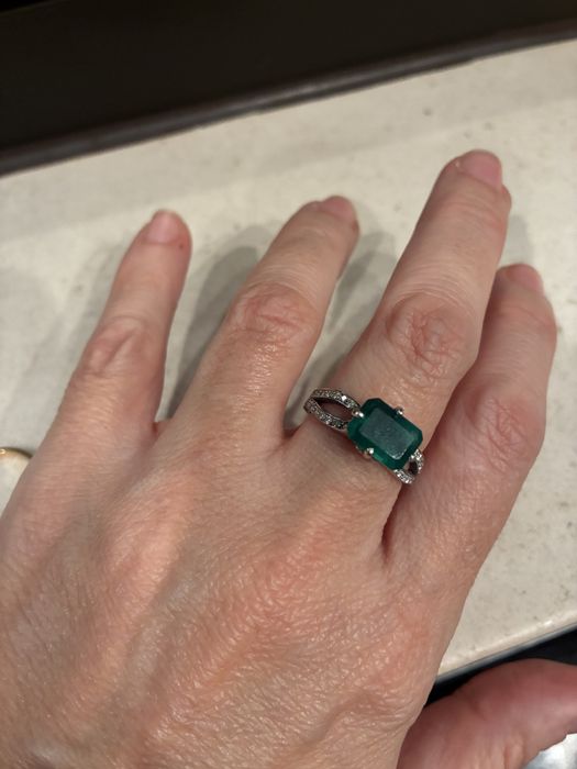 Anel em ouro de 19,2 kt com 40 brilhantes e uma esmeralda contrastado