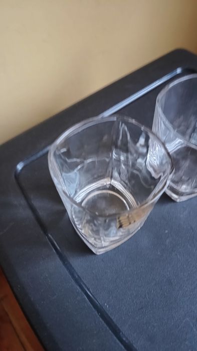 2 szklanki do whisky .