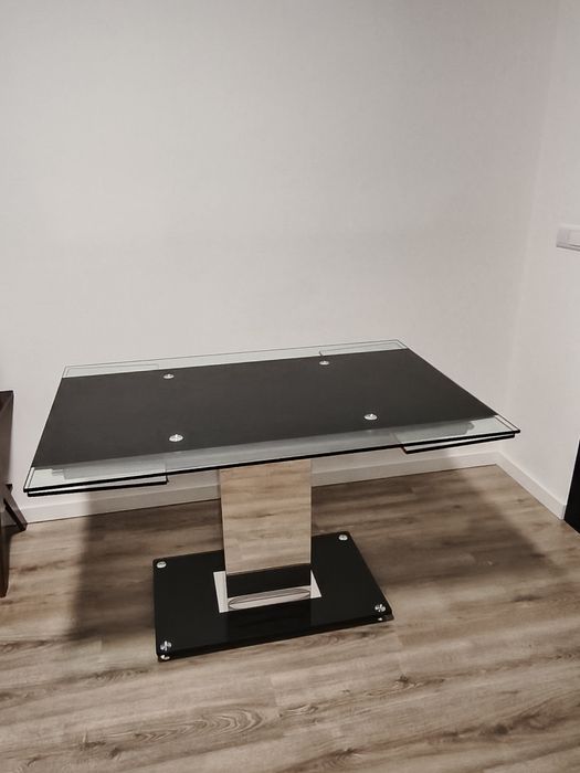 Conjunto de Mesa em Vidro + 4 Cadeiras em Pele — Design Moderno