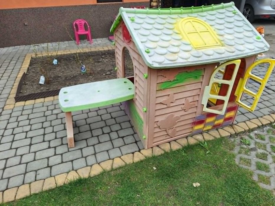 Domek ogrodowy ze stolikiem