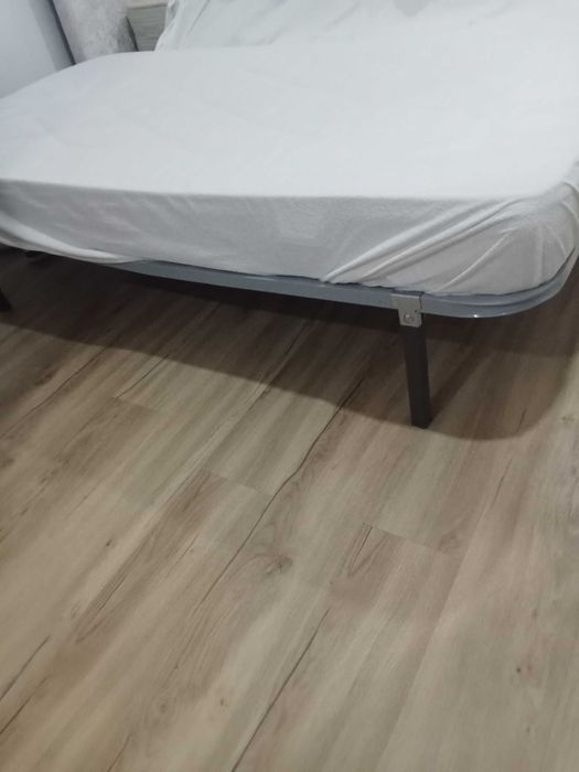 Cama e colchão de solteiro