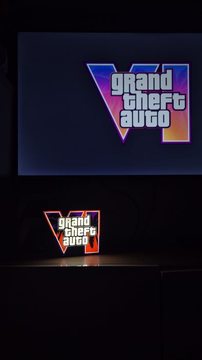 Placa LED GTA VI – Decoração Gaming
