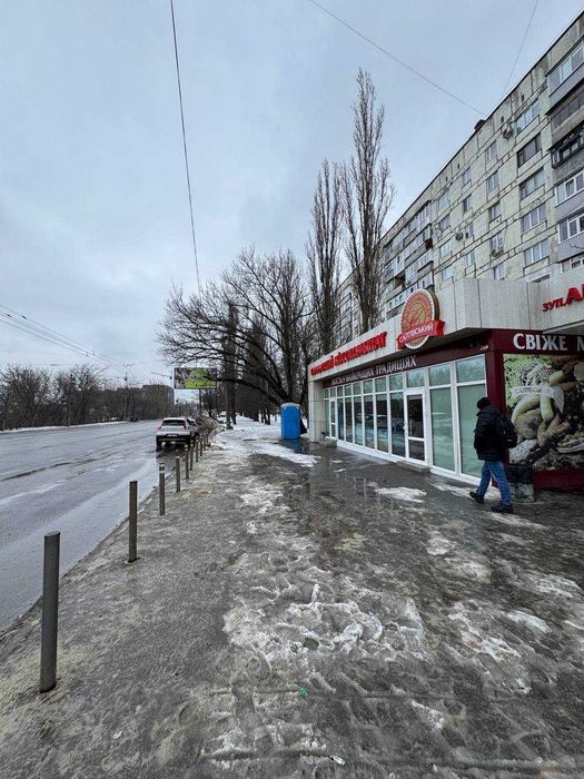 Прямо на зупинці. Червона лінія. Оренда приміщення. Можна поділити.
