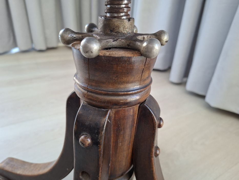 Taboret, krzesło regulowane do pianina