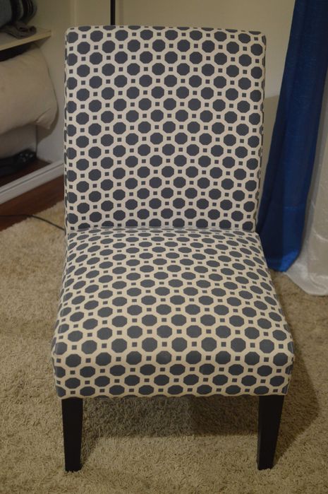 Cadeirão em tecido com estampado azul e branco