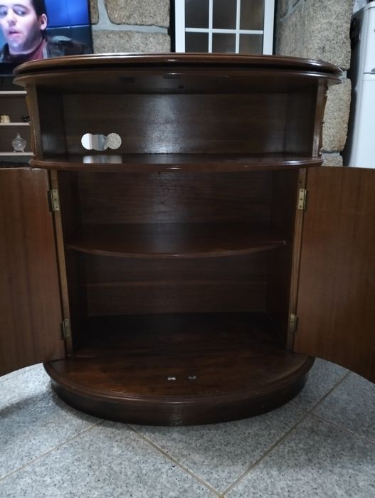 Móvel vintage de madeira em castanho