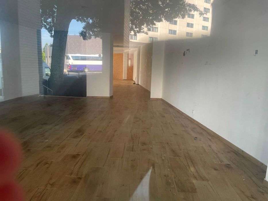 Loja com 140 m2 centro de Chaves. Edifício São Paulo Loja 2 e 4. Excelente exposição solar. Parque gratuito a porta. Zona muito movimentada.