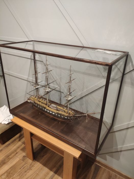Model żaglowiec w gablocie USS Constitution
