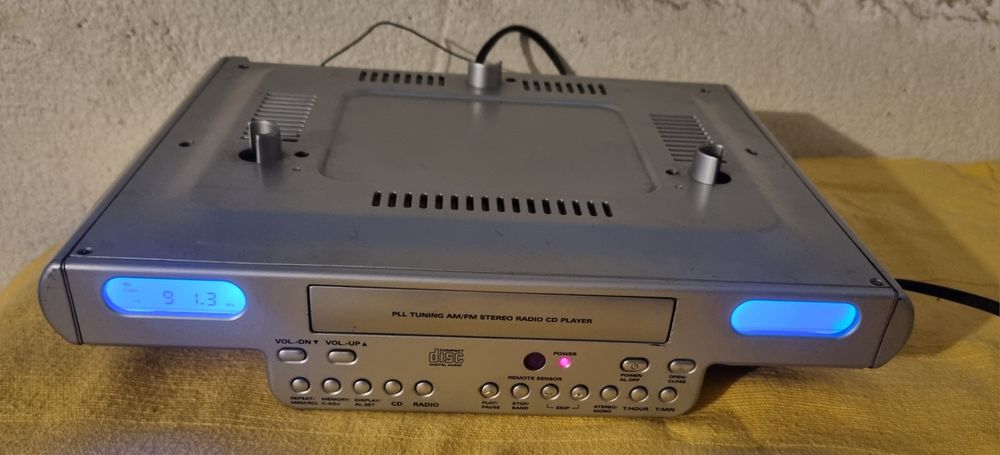 Rádio a trabalhar só o CD que a gaveta ta presa