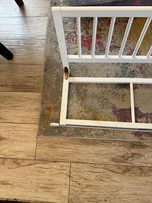 Barierka zapiezpieczajaca do łóżka dla dzieci biała