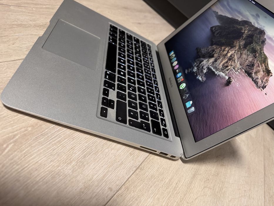 Macbook Air 13 intel core i7 ( 13 inch, mid 2012) 250 gb