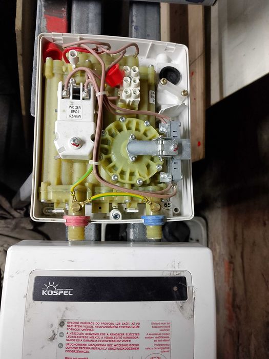 Elektryczny przepływowy podgrzewacz wody ufesa