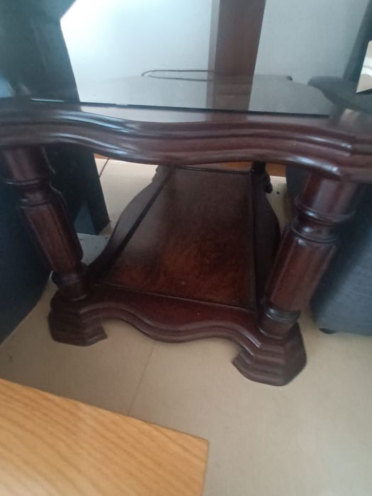 Mesa de madeira com tampo de vidro