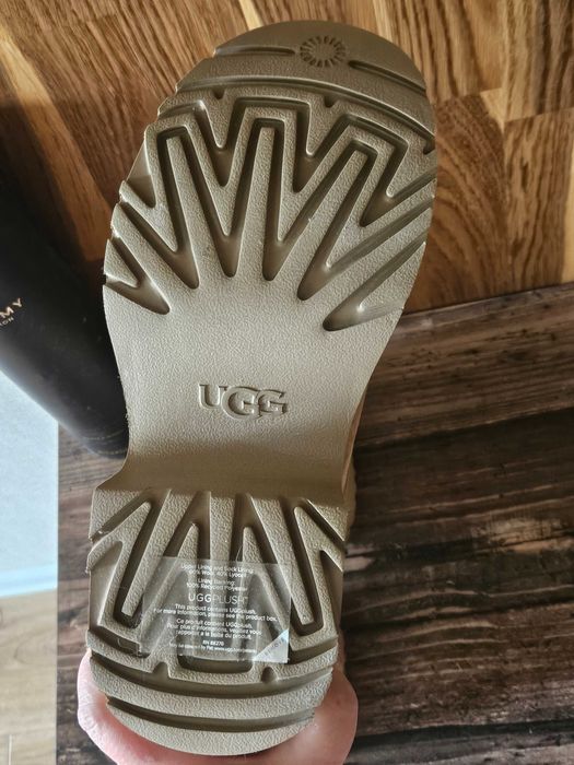 Продам ботинки UGG