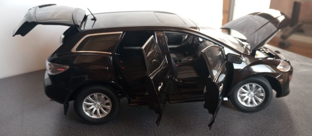 1:18 модель вантажівка Isuzu ,  Mazda cx-7 , Suzuki