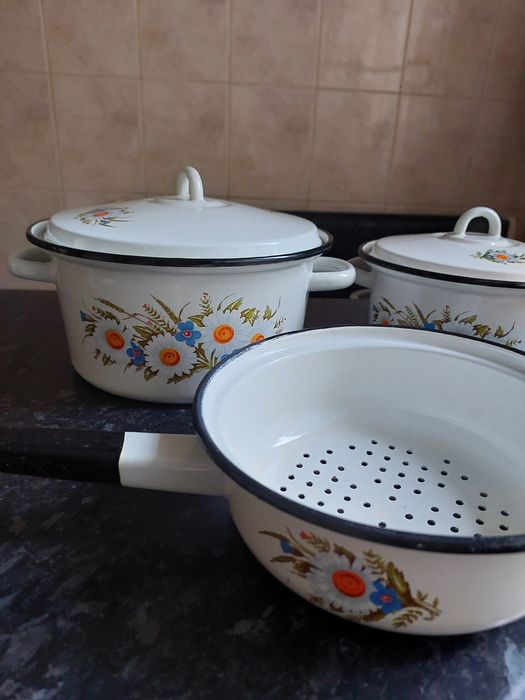 Кастрюли эмалированные и дуршлаг новые