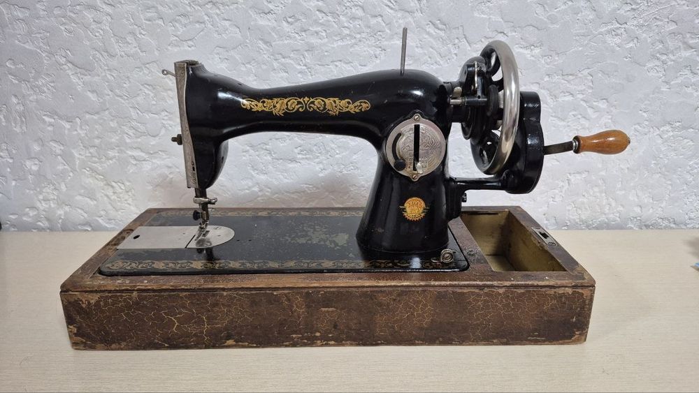 Антікварна швейна машинка "Калінінка", 1947–1950 рр., ручна
