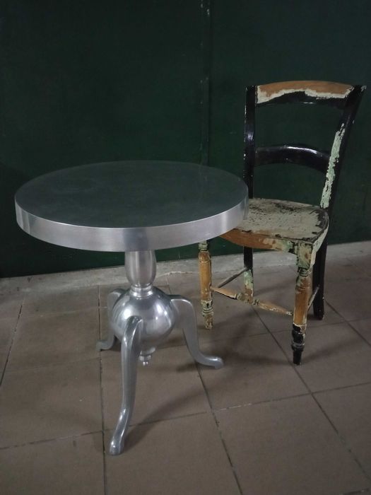 Mesa decorativa em aluminio