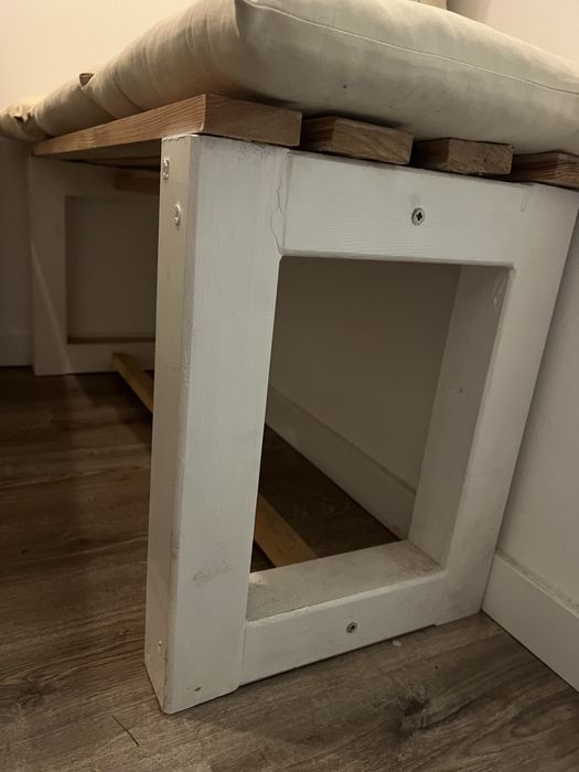 Banco de madeira (uma madeira partida)