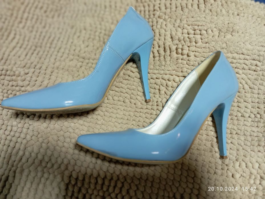 Blekitne lakierowane szpilki