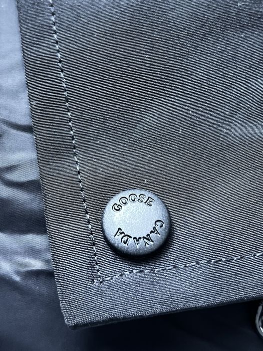 Жилетка від бренду Canada Goose