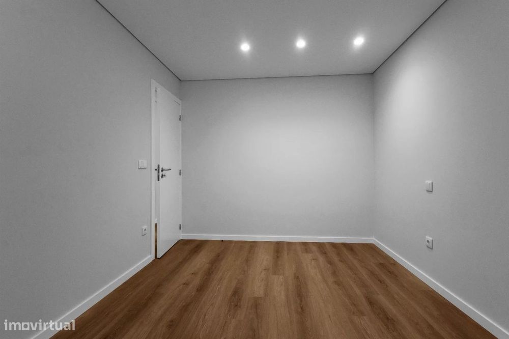 T2+1 totalmente remodelado no centro de Gaia — escola à porta, metro a