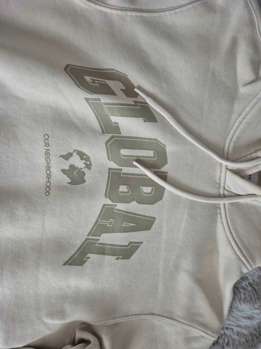 H&M beżowa kremowa bluza z kapturem hoodie Global nadruk S